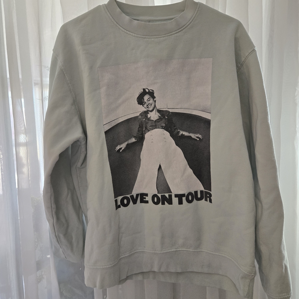 Graphic 'Love On Tour' Photo Sweatshirt - Light Sage